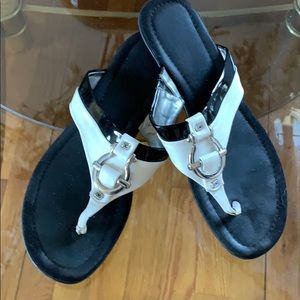 Bandolino black and white leather flops 😎